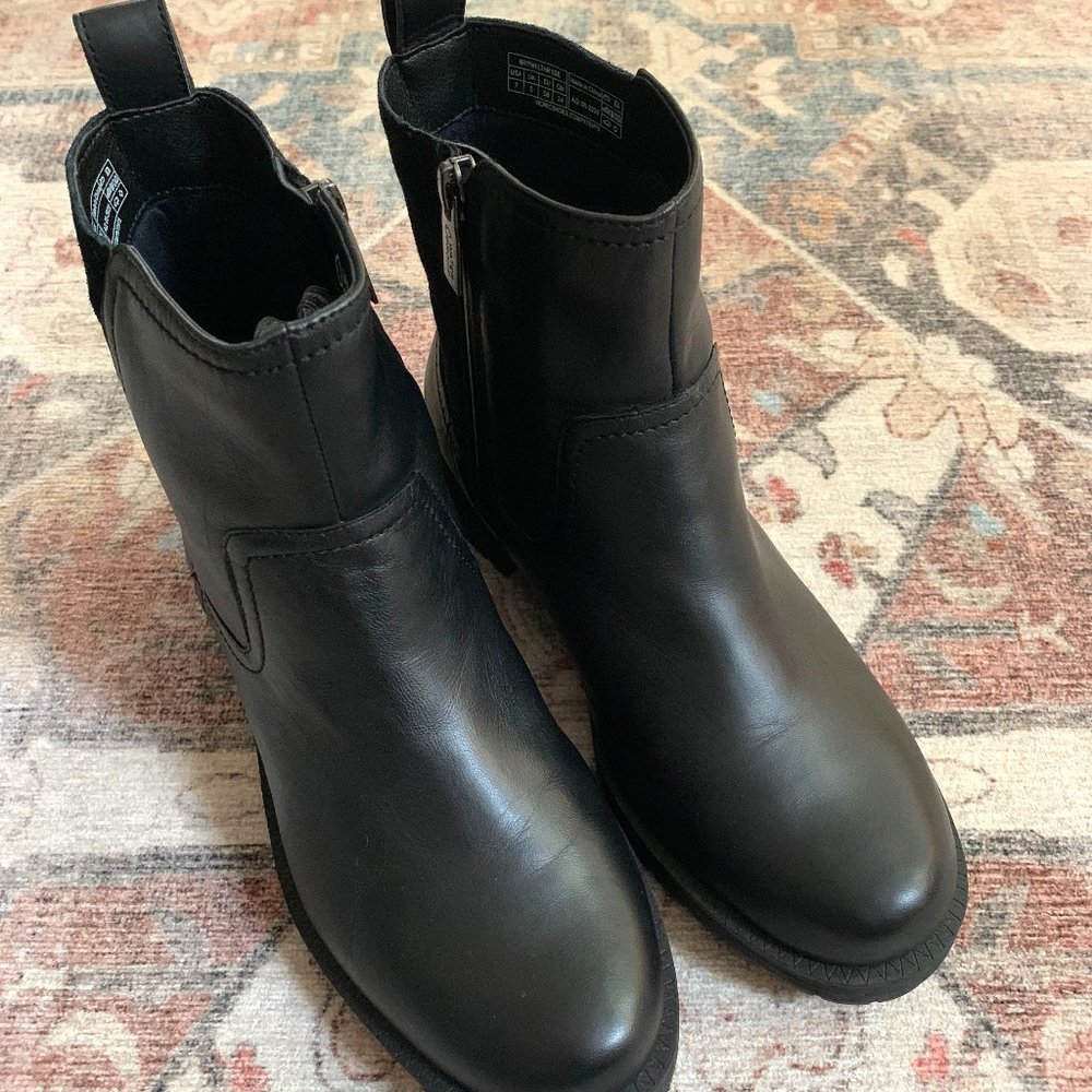 Vionic Brynn Ankle Boot Black Size 7